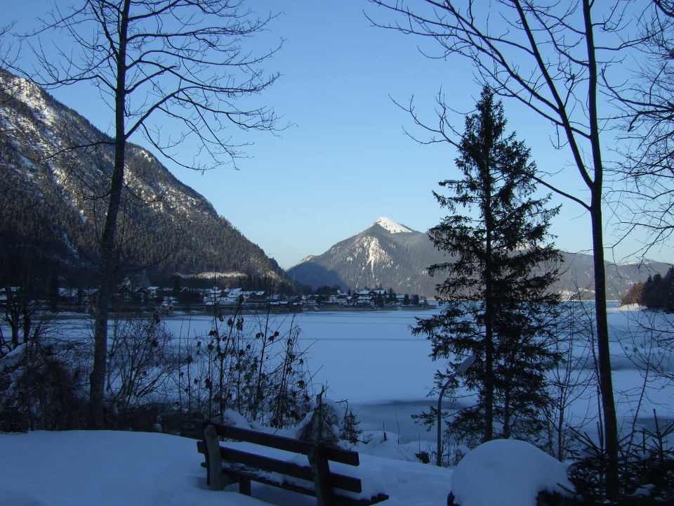Blick auf den winterlichen Walchensee.
