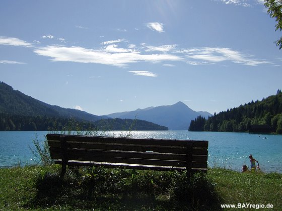 Rast auf einer Bank am Walchensee-Ostufer